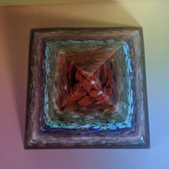 Natural Crystal Stones Resin Pyramid - Picture 11 of 11